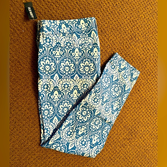 Old Navy Pants - Brand New Old Navy Pixie capri in size 06